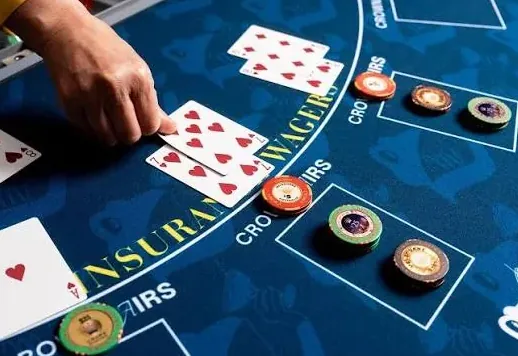 Таблицю базової стратегії можна тримати відкритою під час гри